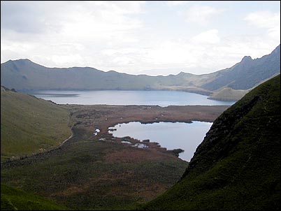 Hay la posibilidad de que estas lagunas hayan dado lugar a una sola en alg�n tiempo atr�s, la cota que las separa es de 4 metros, la laguna Caricocha m�s grande tiene una profundidad aproximada de 195 metros mientras que la de Huarmicocha tendr�a no m�s de unos 30 metros de profundidad.
