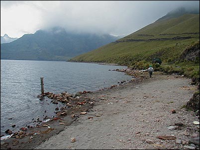 Esta playa es de origen reciente y formada al parecer por alguna sequ�a temporal ocasionada quiz� como parte del efecto invernadero o un fen�meno local y temporal. Lo cierto es que 50-75 cm de cota de disminuci�n es demasiada variaci�n para una laguna de p�ramo omo esta.
