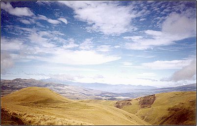 En esta imagen se ve casi desapercibido hacia la izquierda tras un peque�o cerro cercano, se nota sin embargo el cr�ter en la imagen bastante bien conservado para un volc�n de su antig�edad.
