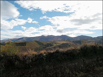 Desde el Volc�n Puntas se puede ver f�cilmente al volc�n Pambamarca donde se encuentra tambi�n restos de pucaras o edificiones defensivas precolombinas muy utiles ya que dominan el paso del valle de Cayambe al de Guayllabamba, los ind�genas eran buenos estrategas pero no inventaron la p�lvora y no pose�an caballos, situaciones que hicieron la gran diferencia.
