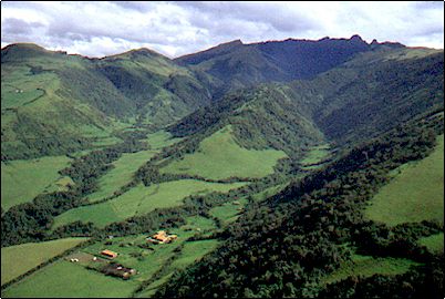 Caldera del volc�n Pasochoa, esta hermosa vista tambi�n obtenida por sobrevuelo, muestra parte de la caldera del volc�n. Hacia el fondo el conjunto de cimas que delimitan el cr�ter.
