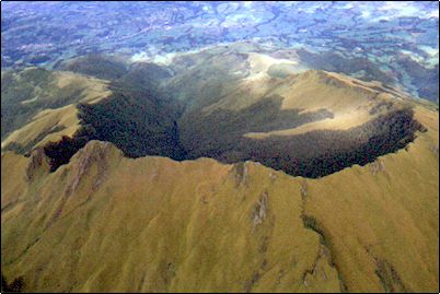 Esta es la imagen m�s completa del borde de la caldera del Pasochoa y del fondo de la misma, la foto fue obtenida sobrevolando el volc�n en un ultraliviano. Hacia el fondo se puede apreciar los valles de los chillos y Machachi.
