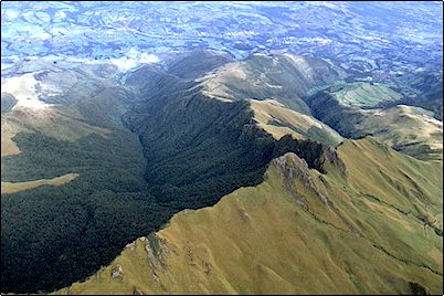 Desde el aire el volc�n Pasochoa muestra claramente su cr�ter abierto en herradura hacia el oeste en el cual se ha desarrollado un interesante ecosistema protegido actualmente por el estado.
