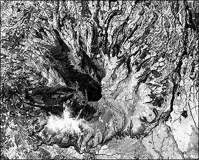 Impresionante vista del volc�n Pasochoa, se aprecia claramente la caldera erosionada y que actualmente contiene un denso bosque h�medo de altura. Al parecer luego de su extinci�n el hielo de las glaciaciones abrieron el cr�ter hacia el occidente. Este fotograf�a as� como las de las siguientes p�ginas fueron gentilmente prestadas por el Sr. Antonio Argumedo de Fundaci�n Natura, muchas gracias!
