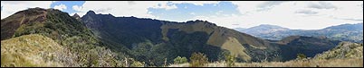 En esta panor�mica es posible ver la caldera del Pasochoa. Provocada por el colapso de su flanco occidental y posterior erosi�n, esta caldera se ha convertido en un refugio de vida animal y vegetal protegido por el hombre.
