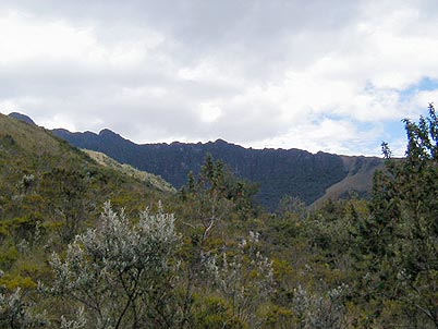 Tomada desde un poco m�s lejos, se ven las paredes orientales de la caldera de este volc�n, visto desde la altura estas paredes pese a su erosi�n conservan la figura redondeada del cr�ter.
