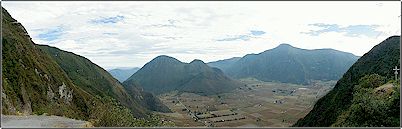 En esta panor�mica se aprecian claramente los cerros de Pondo�a, el domo del Chivo y el piso de la caldera, el domo de Maucaquito se ve tambi�n en la derecha de esta foto. Se pueden apreciar los asentamientos en el piso de la caldera, aspecto singular de este volc�n.
