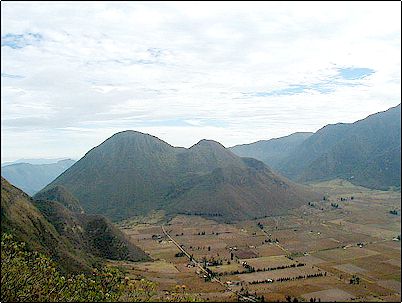 Los cerros de Pondo�a son un conjunto aislado de varios domos que han emergido de los restos de por lo menos tres calderas, dos de las cuales perfectamente visibles desde aqu�. Se comenta que al pie norte de estos cerros existen varios domos peque�os , aspecto que ser� confirmado en nuevas entregas.
