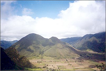 Vista del conjunto de Pondo�a, a simple vista se ve por lo menos los restos de tres domos volc�nicos, en las faldas de estos existe una comunidad habitada, �nica en el mundo por encontrarse dentro de la caldera activa de un volc�n
