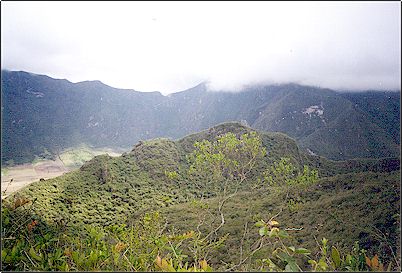 Vista en primer plano de los restos de un peque�o cr�ter en el domo central de Pondo�a, Pondo�a es un domo m�ltiple formado por el colapso y posterior crecimiento de distintos domos en el mismo lugar, en el mas joven de estos domos de Pondo�a se dice que existen peque�as exhalaciones de aire caliente sin formar fumarolas propiamente dichas.
