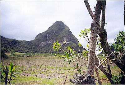 Domo del Chivo, el volc�n Pululahua es una gran caldera con diversos domos dentro y fuera de ella, no se ha formado una laguna en ella debido a que hacia el occidente existen quebradas que impiden la formaci�n de una.
