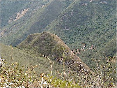 Este es otro resto de un antiguo cr�ter en el cerro de Pondo�a, otras secciones de las paredes de este cr�ter deben estar enterradas bajo el nuevo edificio volc�nico.
