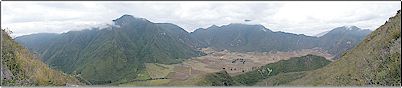 En est� extensa panor�mica se muestra la disposici�n de varios domos, cr�teres y de la caldera del Pululahua vistos desde la cima del domo de Pondo�a Chico, de izquierda a derecha: Cerro Lulumpamba, Domo Maucaquito, Domo El Hospital, Domo Sincholagua, domo Mirador. As� como los cr�teres de Maucaquito, Pondo�a Chico y otro cr�ter innominado.
