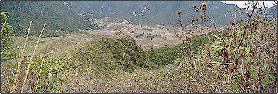 Vista del conjunto de Pondo�a, a simple vista se ve por lo menos los restos de tres domos volc�nicos, en las faldas de estos existe una comunidad habitada, �nica en el mundo por encontrarse dentro de la caldera activa de un volc�n.
