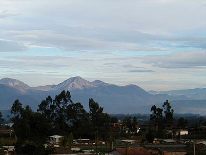 Bien, hemos visto muchas fotos de la caldera y domos del Pululahua pero ya he logrado una vista externa de este volc�n, desde aqu� se ve parte del volc�n Casitagua a la izquierda, el domo de La MArca, Sincholagua y el Placer que ocultan la caldera y sus domos interiores.
