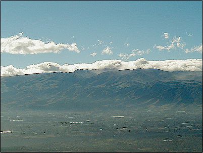 Vista del Puntas en la madrugada desde Quito, el volc�n Puntas sobresale geol�gicamente sobre un basamento de lava bas�ltica de una �poca eruptiva anterior y se encuentra en el borde exterior de una caldera gigantesca denominada Chacana.
