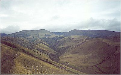 Vista del Puntas y los cerros cercanos, a pesar de las advertencias tampoco encontr� pumas, de los cuales me enter� despu�s que acuden a cazar en las madrugadas, les agradezco que no me hayan tomado en cuenta para su almuerzo ;-)
