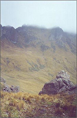 Vista del fondo de la caldera, los glaciares pasados han esculpido profundas quebradas, formaciones monta�osas como este volc�n son muy �tiles por cuanto atrapan humedad de la atm�sfera contribuyendo al regad�o de los campos y el uso del agua para consumo humano. Y ser�an mas �tiles si dej�semos de talar los bosques h�medos que existen en estas monta�as.
