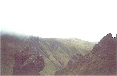 Hacia el fondo se ve parte de las paredes de la caldera, en primer plano en cambio formaciones de lava volc�nica, el volc�n Puntas surge como parte de un gran conjunto de centros volc�nicos denominados gen�ricamente como Caldera de Chacana que incluyen domos, cuellos volc�nicos, flujos de lava y lagunas crat�ricas.
