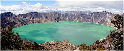 Vista completa de la caldera del Quilotoa, el domo y las paredes. La vegetaci�n que aparece en esta imagen parece haberse adaptado bien a las condiciones secas y fr�as del p�ramo, lo mismo puede decirse de algunos tipos de algas que viven en la laguna que se han adaptado a un ambiente salobre y pobre en nutrientes.
