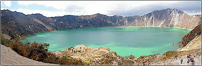 Desde el borde la laguna no parece ser muy grande, las apariencias enga�an, mientras uno se acerca al espejo de agua, va notando el tama�o real de la laguna y de la caldera que la contiene.
