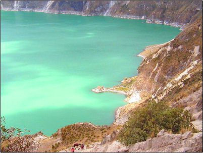 El agua normalmente refleja el color azul del cielo, lo contrario sucede aqu�, el Quilotoa muestra una coloraci�n verde-turquesa �nica, el juego de sombras que crean las nubes muestra  nuevos tonos en la laguna.
