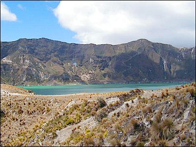 La laguna del Quilotoa resulta un paisaje espectacular luego de soportar la aridez del viaje hasta el volc�n. Todo tiene su precio: la subida de regreso es realmente agotadora y la soluci�n factible es contratar a algunos arrieros que acuden hasta la orilla con sus animales y pedir que lo suban a uno hasta el mirador por un m�dico precio.
