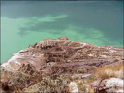 El domo visto en detalle. Esta estructura parece formada por acumulamiento de lava y fragmentos de pirocl�sticos, est� bastante erosionado y tiene cierta similitud con el domo del volc�n Pichincha a juzgar por algunas formaciones tentativamente parecidas a cr�teres que se encuentran en sus flancos y que nos recuerdan a las fuentes de 