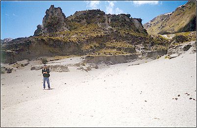 Aqu� me encuentro junto a un peque�o pe�asco en la orilla de la laguna del Quilotoa, este peque�o promontorio parece ser remanente de un domo volc�nico bastante erosionado.
