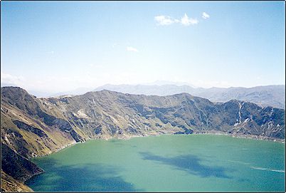 La laguna del Quilotoa, esta caldera circular est� ubicada hacia el oeste de Latacunga, las aguas de la laguna son salobres y bastante mineralizadas, hacia el centro de la laguna se puede observar peque�os surtidores de gas. 
