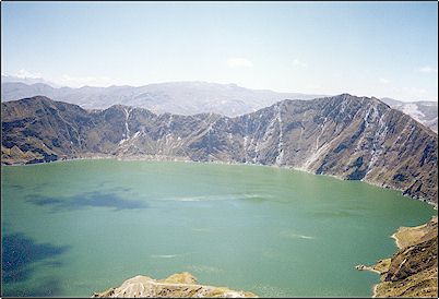 Peque�as fuentes termales se aprecian en la superficie de la laguna, el Quilotoa se considera un volc�n activo con erupciones hist�ricas. En el horizonte hacia la izquierda se nota parte del Iliniza. 
