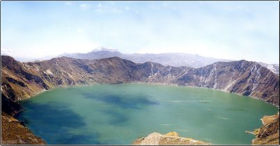 Esta es una reconstrucci�n de la caldera elaborada de dos fotograf�as tomadas desde el mismo punto. Como se ve en la imagen dicha caldera es casi circular, en el centro inferior de la foto se nota el promontorio que aparece en fotos anteriores. Hacia el fondo en el horizonte el Iliniza.
