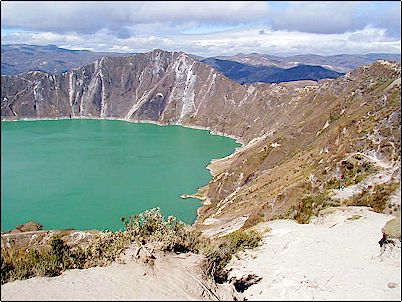 Hay otros caminos para bajar a la caldera y entre otras cosas se podr�a bordear el cr�ter e incluso practicar bajada a rappel, navegar en la laguna ser�a interesante pero totalmente inutil tratar de pescar excepto un resfriado...
