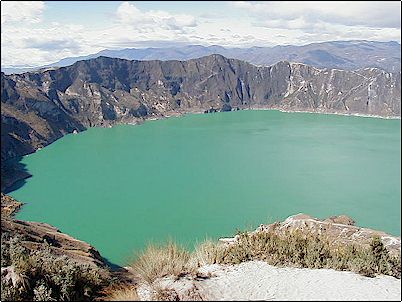 Ya es tarde en el Quilotoa, pero su color esmeralda no es alterado. Ahora conozco que Quilotoa proviene de un vocablo ind�gena que quiere decir 