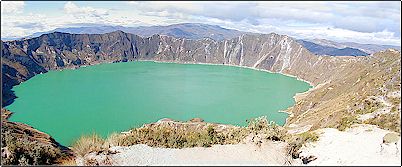 Por la tarde desaparecieron las nubes y se pudo realizar esta toma de la laguna. El color verde intenso que muestra es realmente �nico y se debe a la presencia de minerales y compuestos azufrosos del volc�n.
