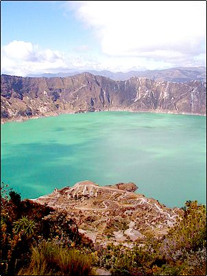 Vista del domo y la laguna del Quilotoa. El domo visto en primer plano ha formado un peque�o promontorio en la laguna, otros promontorios menores se encuentran en esta caldera, otros puntos de erupci�n podr�an encontrarse en el fondo de la laguna.
