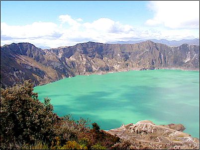 A pesar de la aridez existen algunas plantas interesantes en el lugar que son pasto de chivos y ovejas de los lugare�os. Si se desea viajar al Quilotoa es indispensanble un veh�culo de tracci�n sobretodo en invierno, la carretera en algunos tramos es deplorable.
