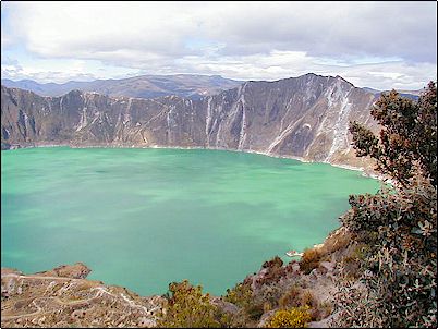 Pero �de donde vino tanta agua? si bien los glaciares llegaron hasta los 3.500 msnm e incluso un poco menos, ese no es el caso del Quilotoa cuya caldera se form� aparentemente despu�s de la �ltima glaciaci�n. Quiz� las paredes del volc�n son muy impermeables y han retenido el agua de lluvia de milenios.
