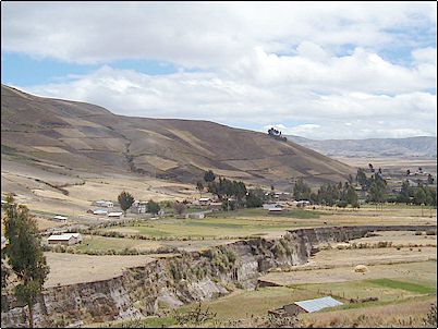 Y esta es una de las caracter�sticas sobresalientes de la carretera al Quilotoa: varias fallas y quebradas, algunas muy profundas, que cruzan el valle, las quebradas tienen origen en las altas tasas de erosi�n del terreno de hasta 25 cm por a�o y es que los piroclastos son materiales deleznables y poco amigables a la vegetaci�n.
