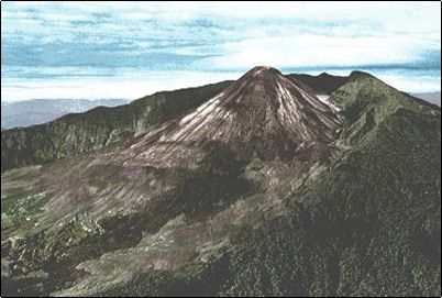 En esta im�gen se han a�adido colores a un original en escala de grises, gracias a esto se puede distinguir los flujos de lava en color oscuro, el cono volc�nico en marr�n y la caldera en verde. Este volc�n ser�a el pr�ximo en erupcionar entre estos a�os.
