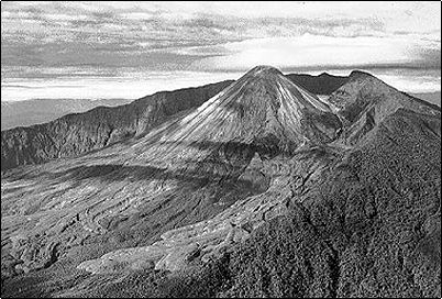 Imagen del nuevo cono del Reventador, se aprecian claramente los flujos de lava en sus faldas sobrepuestas sobre otras mas antiguas, un gran lahar descendi� de este volc�n en los a�os 40 quiz� debido al desborde de una laguna en la caldera o mas bien torrenciales aguaceros.
