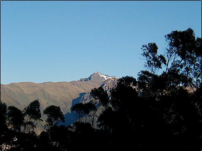 Vista del Rucu junto al Cundur Huanchana, los restos de un volc�n a�n mas antiguo, ahora se piensa que no es un cuello volc�nico sino los restos de una gran caldera destruida, el Rucu Pichincha habr�a crecido en el borde occidental de la misma.
