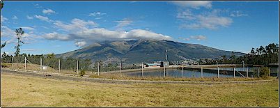 Aqu� se puede ver la caldera abierta hacia el oriente del Cundur Huarchana y el Rucu Pichincha al fondo, si existieron conos de escoria estos deben estar enterrados o erosionados y por tanto irreconocibles.
