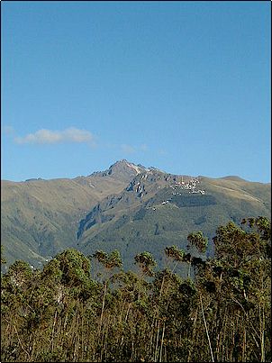 Debido al paso del tiempo el Rucu Pichincha se ha convertido en una pir�mide con un crater casi irreconocible, lavas antiguas de este volc�n pueden seguirse hasta Gu�pulo m�s de 10 kil�metros de distancia.
