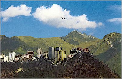 Vista del Rucu junto al Cundur Huanchana, los restos de un volc�n a�n mas antiguo, ahora se piensa que no es un cuello volc�nico sino los restos de una gran caldera destruida, el Rucu Pichincha habr�a crecido en el borde occidental de la misma.
