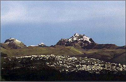 En esta imagen se aprecia claramente las paredes de la caldera del Rucu Pichincha ahora extinguido, junto con otros cerros volc�nicos tambi�n extintos han formado el macizo del Pichincha cuyo �ltimo remanente activo es el Guagua Pichincha.
