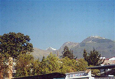 A veces el Rucu se llena de nieve que en ocasiones desciende muy por debajo de los 4.000 msnm , dando a Quito un agradable paisaje similar al de una ciudad ubicada cerca de los Alpes pero con un estilo muy propio.
