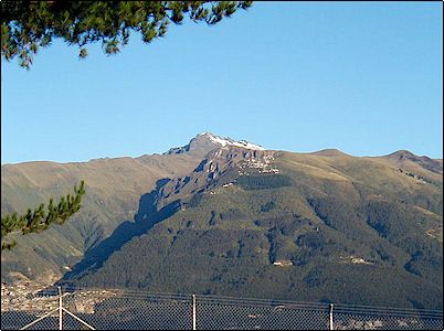 La caldera del Cundur Huarchana es de edad plio-pleistoc�nica, la erosi�n glaciar tall� esta caldera hasta transformarla en una profunda quebrada, hasta hace unos miles de a�os hab�a aqu� un peque�o ventisquero.
