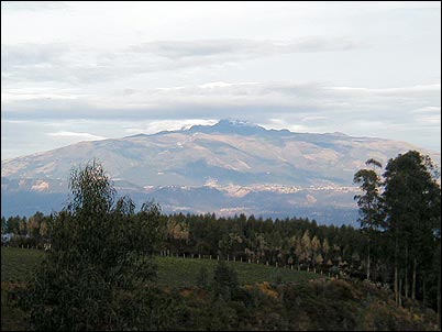 Aqu� se puede ver al Rucu Pichincha desde el volc�n Pasochoa y a sus pies la ciudad de Quito. El macizo volc�nico del Pichincha que incluye al Rucu y Guagua Pichincha as� como al Padre encantado parece haber estado activo desde hace mucho tiempo a juzgar por las investigaciones geol�gicas que se han realizado.
