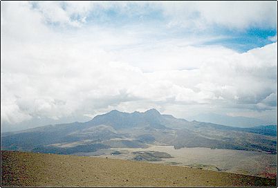 Este volc�n extinto se levanta a pocos kil�metros del Cotopaxi, del Sincholagua y del Pasochoa en la cordillera Real u Oriental, su �ltima erupci�n parece haber ocurrido hace 9 millones de a�os y los glaciares del pleistoceno lo han esculpido en su forma actual.
